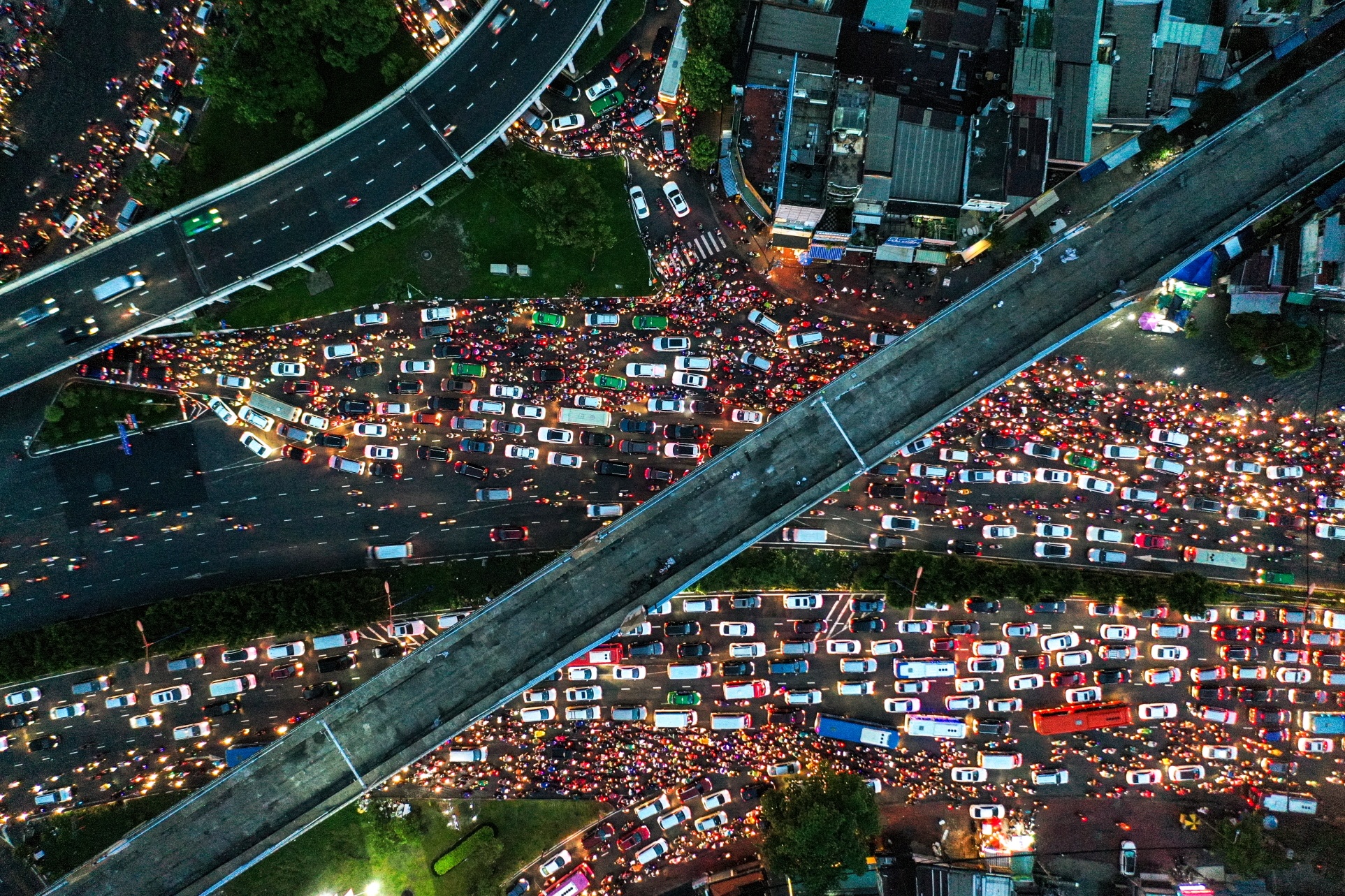 Duong ngap, xe co ket cung trong tran mua lon o TP.HCM hinh anh