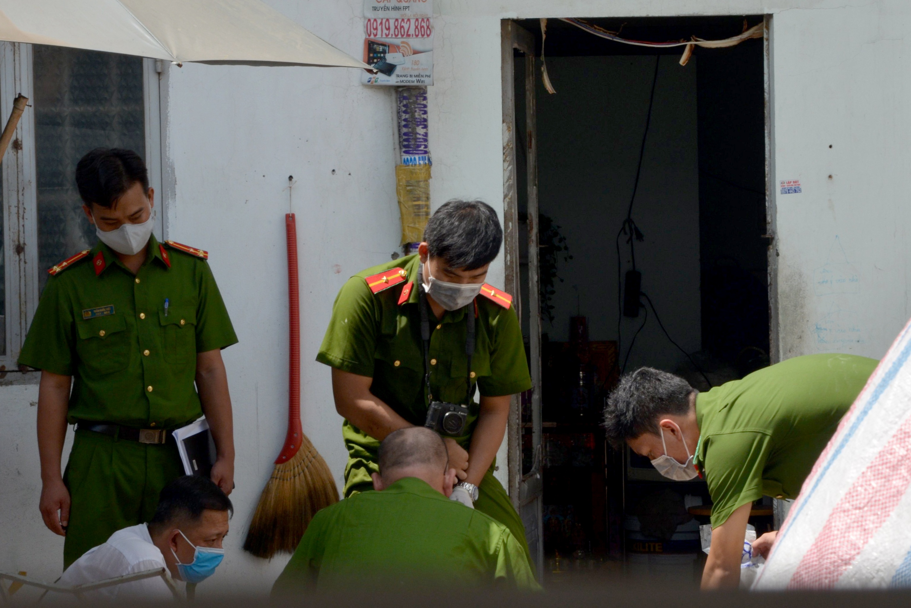 Vu 2 cha con chet chay o TP.HCM: Nguoi vo doi tu tu theo hinh anh