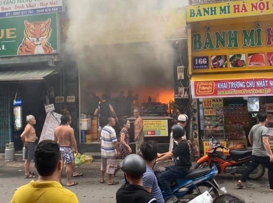 cuu 7 nguoi dam chay pho tay anh 1