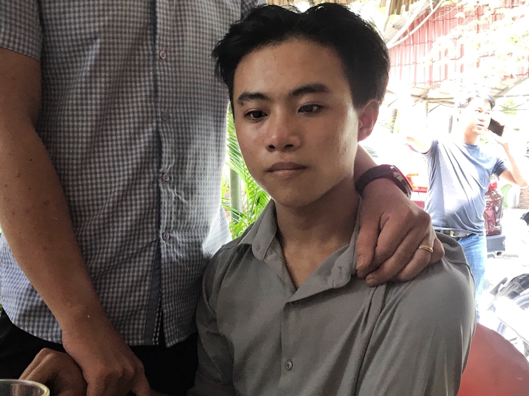 Bat nguoi buon tien gia qua mang xa hoi hinh anh