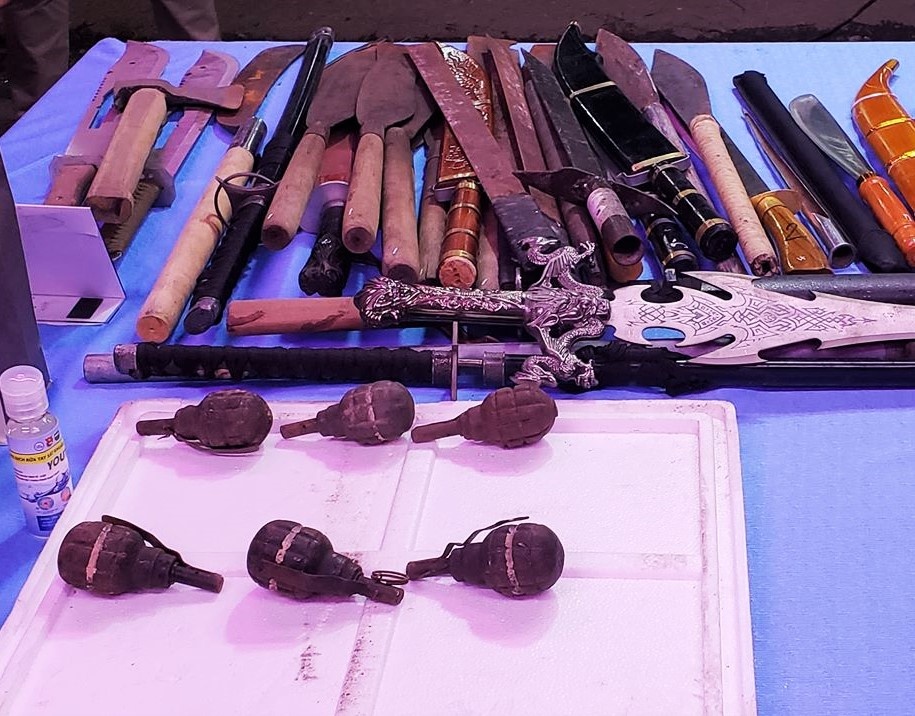 Giao nop vu khi vat lieu no anh 1