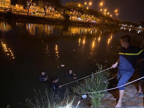 2 nguoi phu nu nhay cau kenh tau hu anh 1