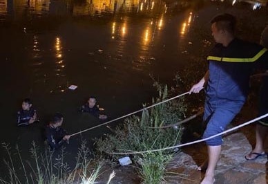 2 nguoi phu nu nhay cau sau cai va o TP.HCM hinh anh