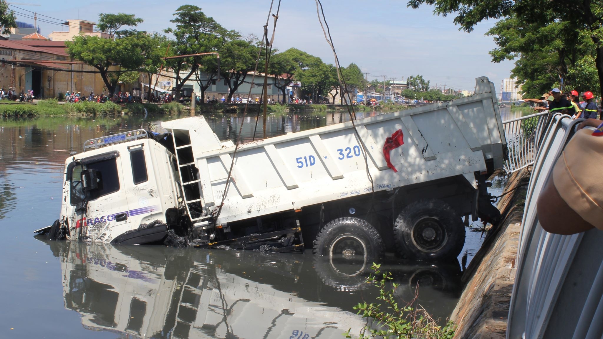 Oto tai lao xe xuong kenh Tau Hu o TP.HCM hinh anh