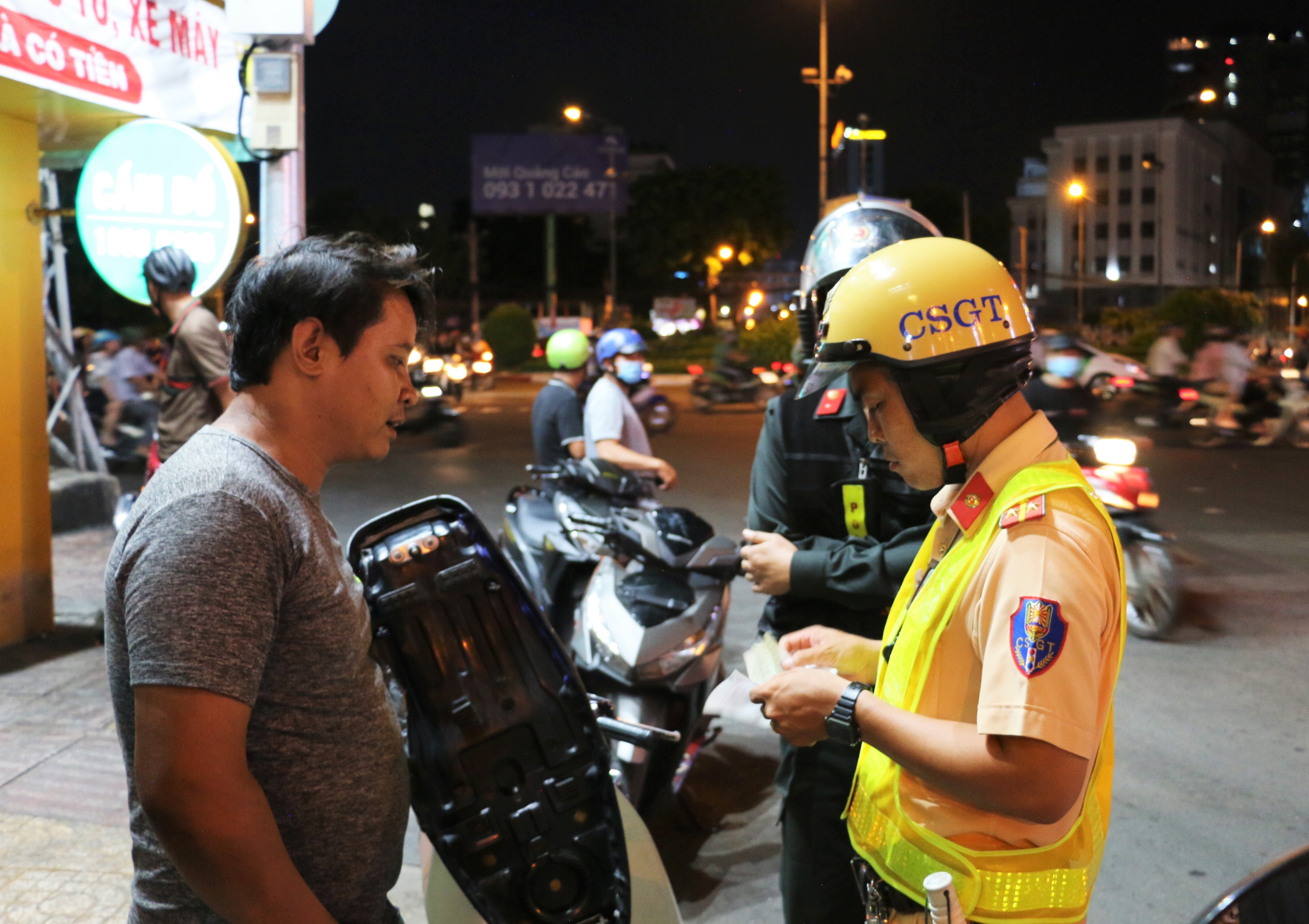 Canh sat TP.HCM tuan tra suot dem dot cao diem tran ap toi pham hinh anh