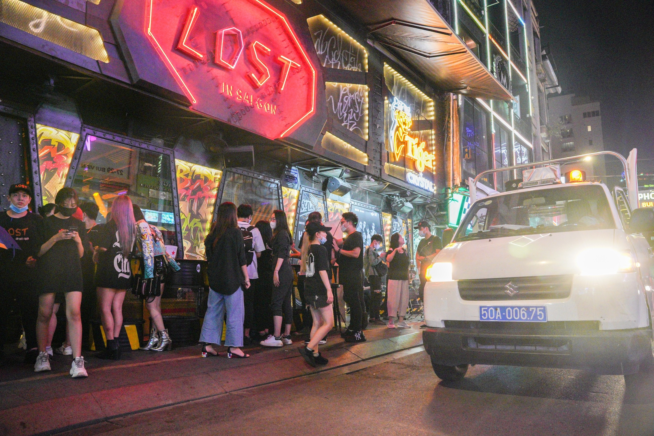 Dong cua quan bar,  vu truong o TP.HCM anh 10