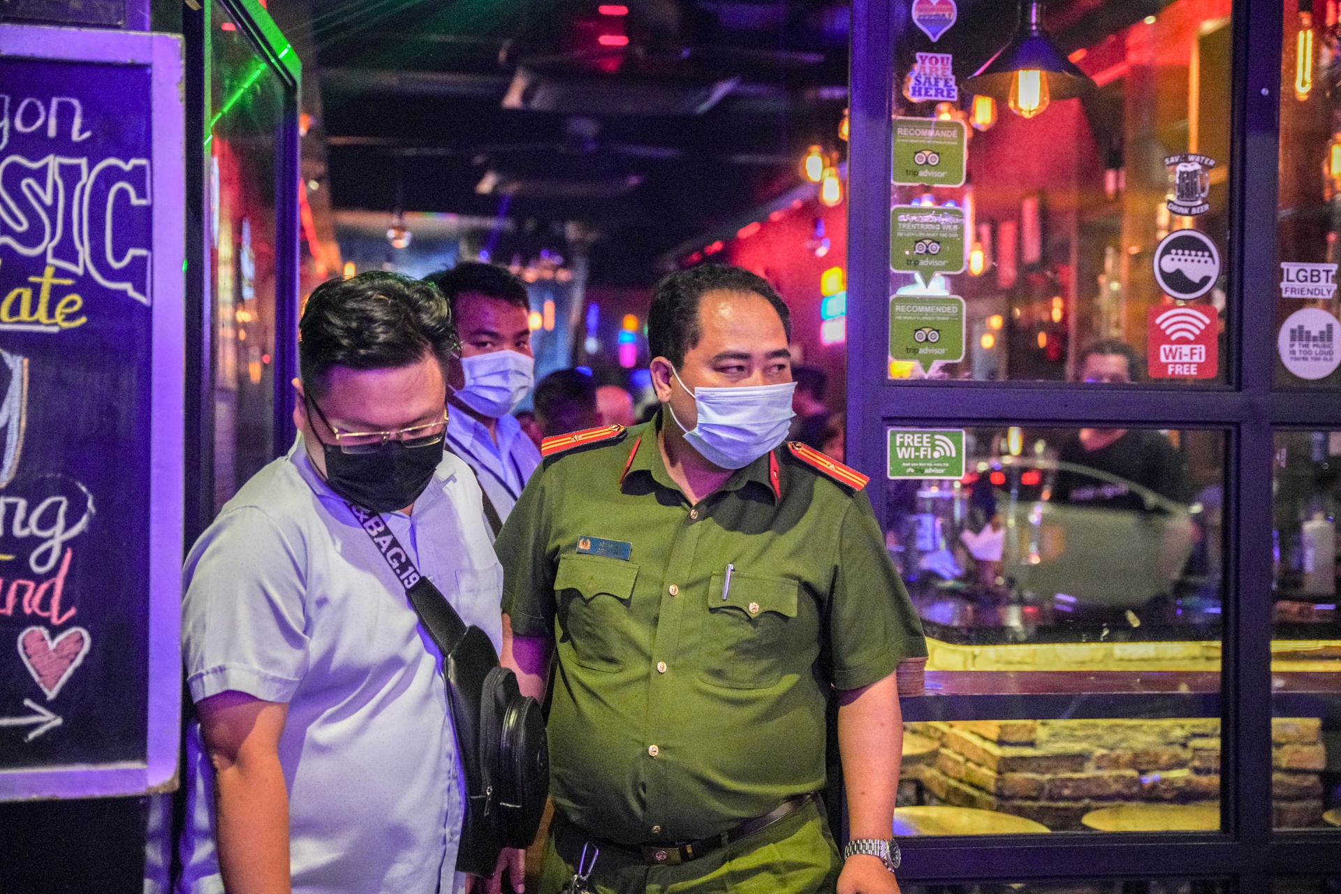 Dong cua quan bar,  vu truong o TP.HCM anh 7