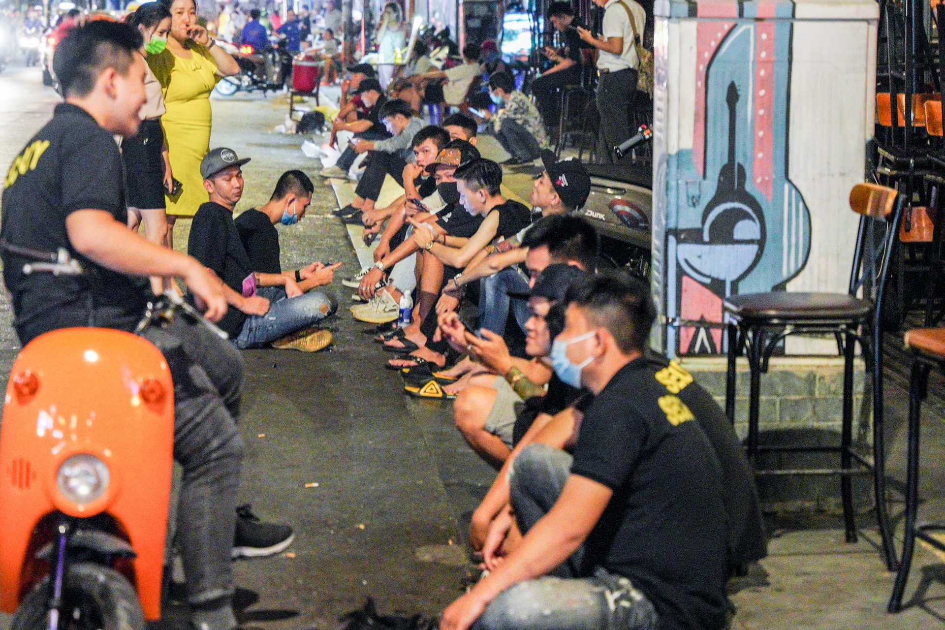 Dong cua quan bar,  vu truong o TP.HCM anh 8