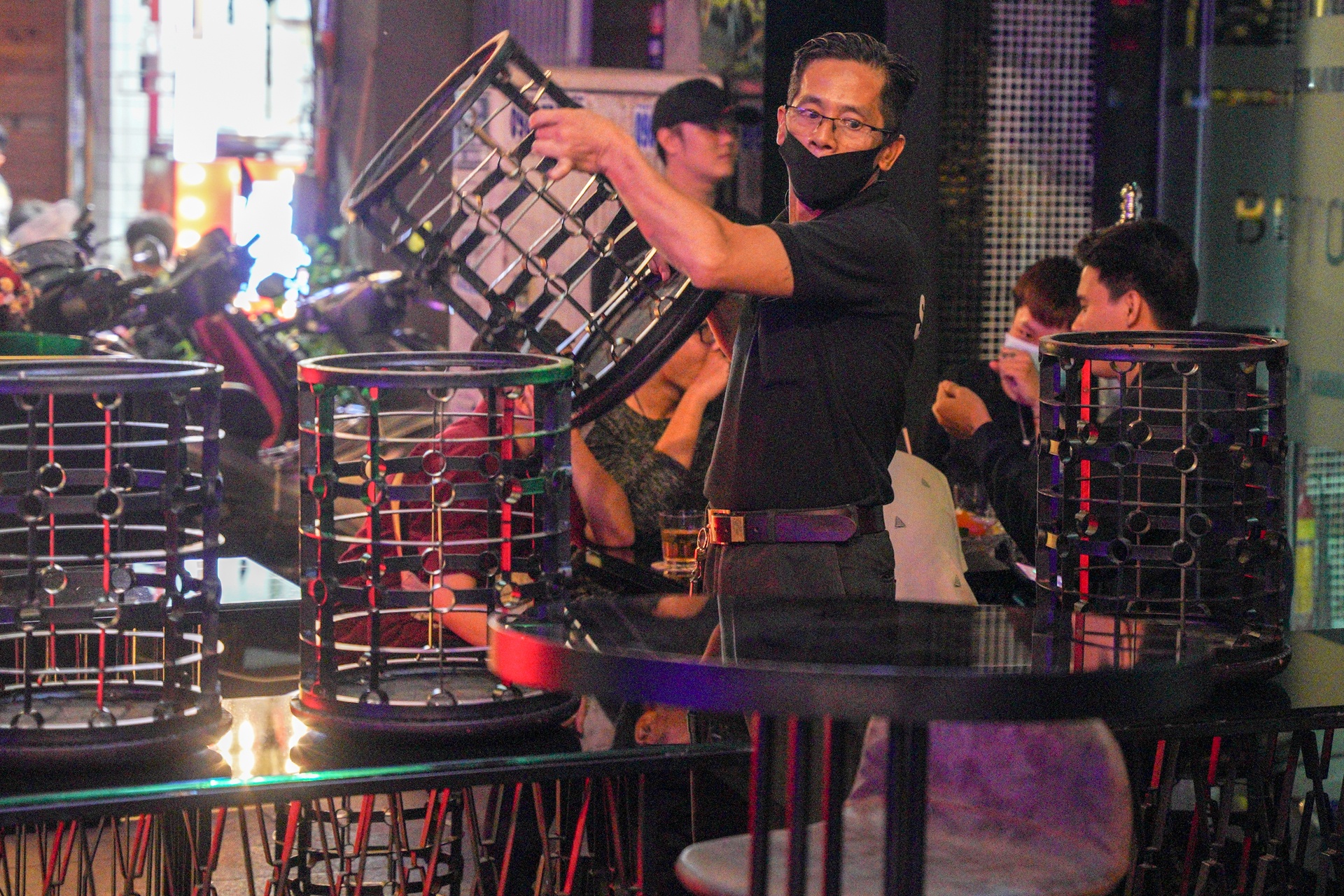 Dong cua quan bar,  vu truong o TP.HCM anh 2