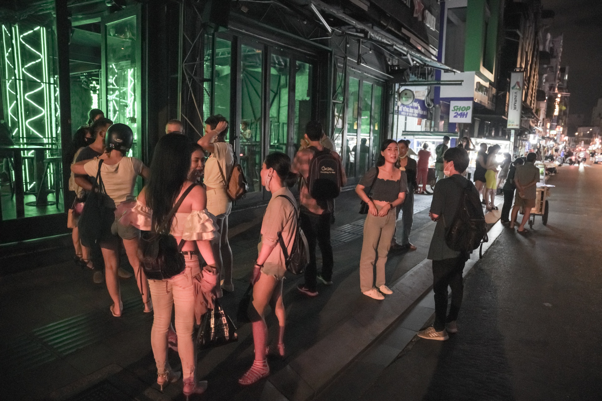 Dong cua quan bar,  vu truong o TP.HCM anh 5