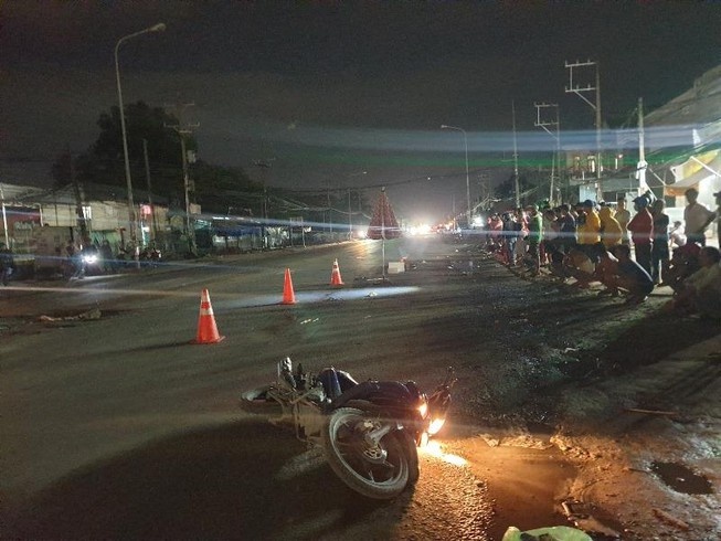 Xe dau keo container can chet nguoi roi bo chay trong dem hinh anh