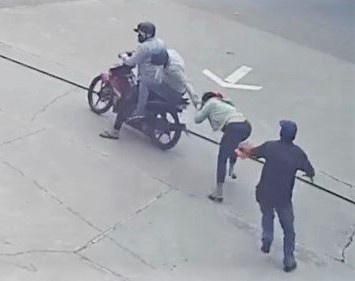 2 ten cuop dung dao, hoi cay tan cong nguoi truy duoi hinh anh