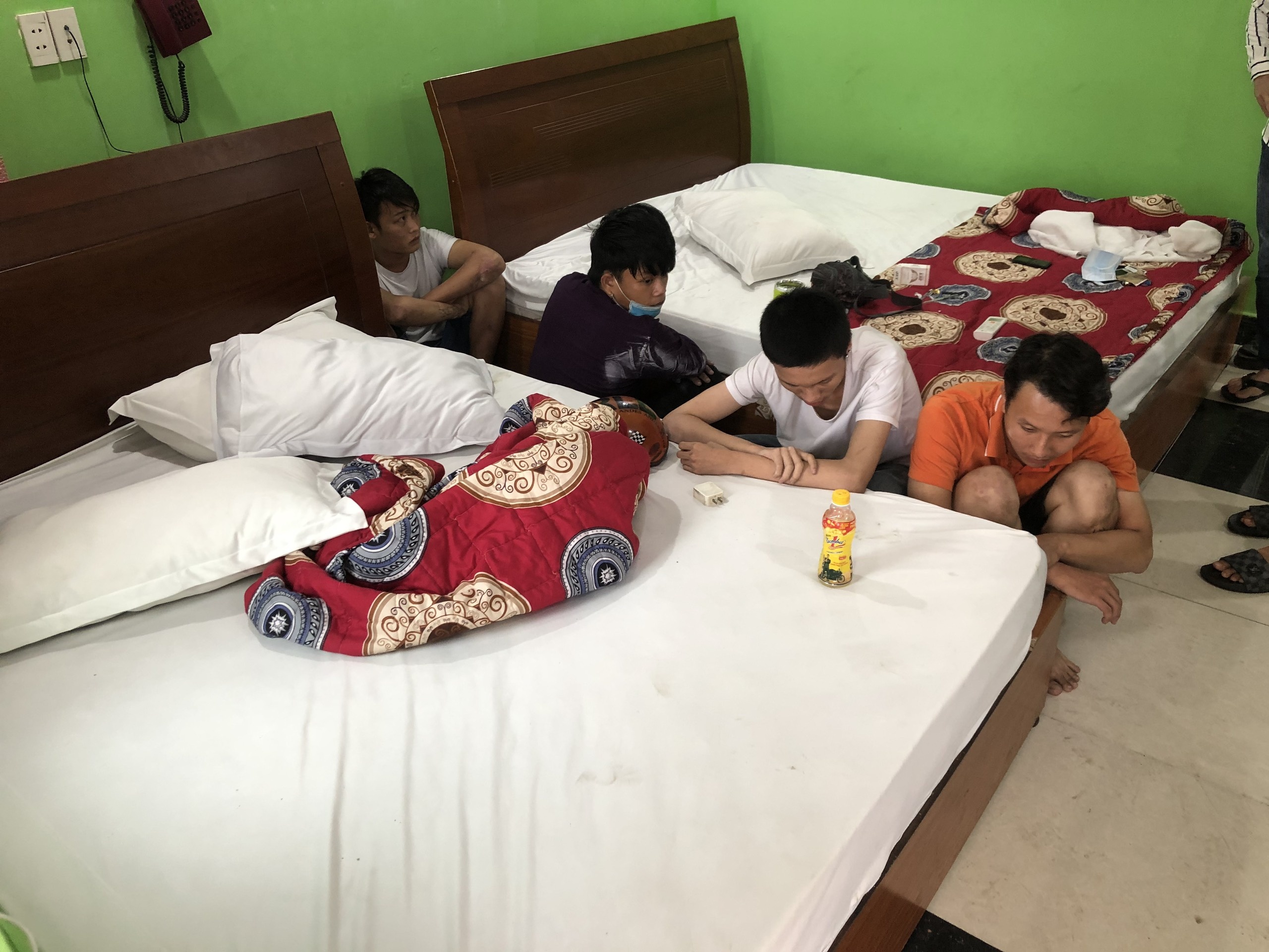 21 nguoi dung ma tuy o quan Binh Tan anh 1