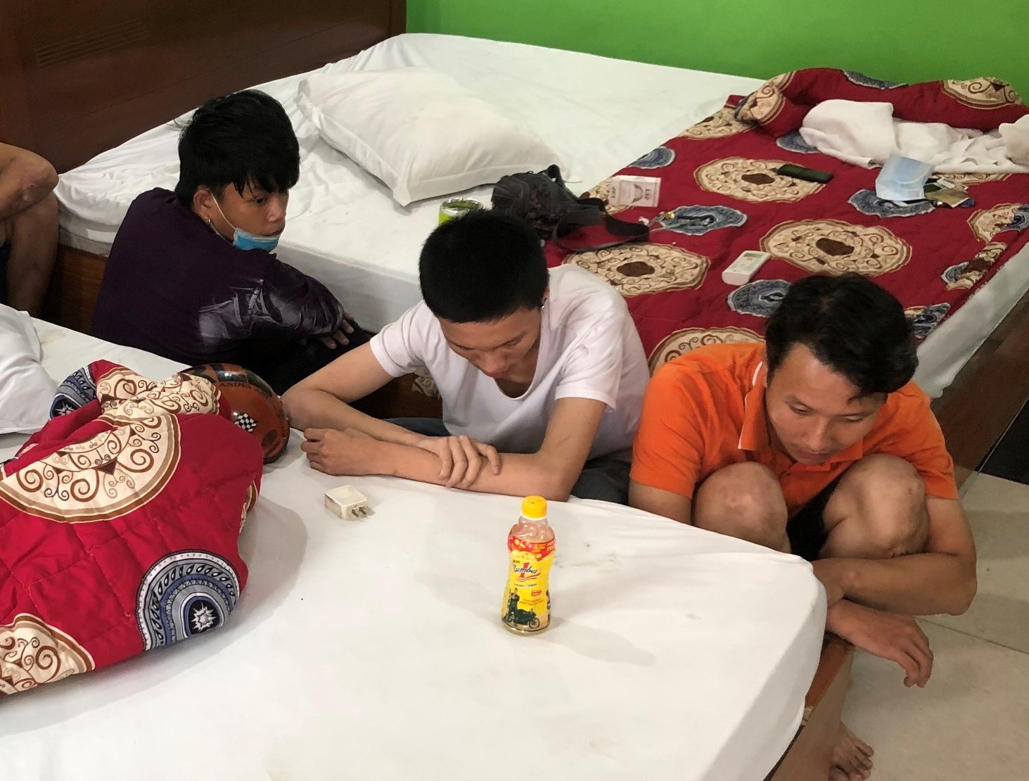 Hon 20 nguoi phe ma tuy trong nha nghi, khach san o TP.HCM hinh anh