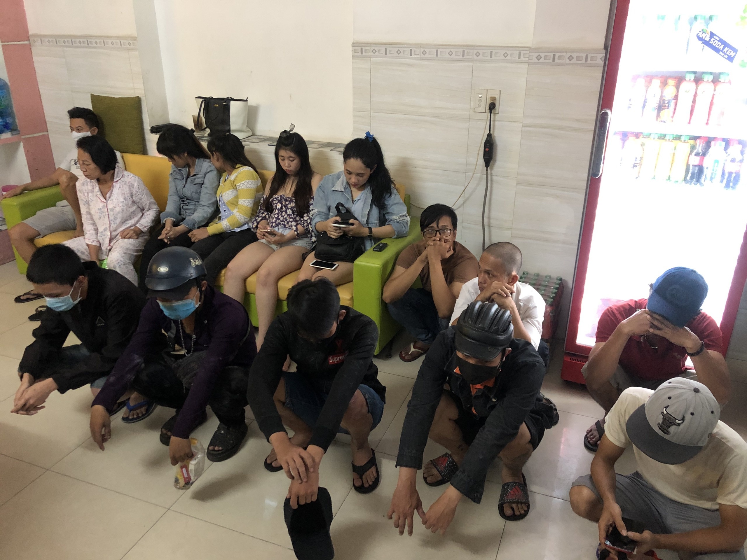 21 nguoi dung ma tuy o quan Binh Tan anh 2