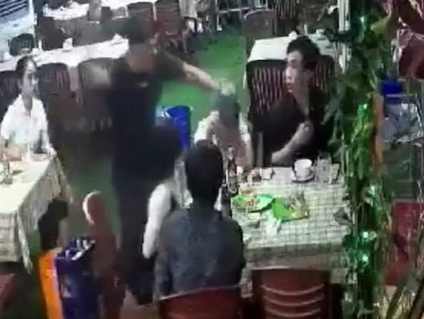 Hon chien trong quan nhau o TP.HCM, 1 nguoi bi dam chet hinh anh