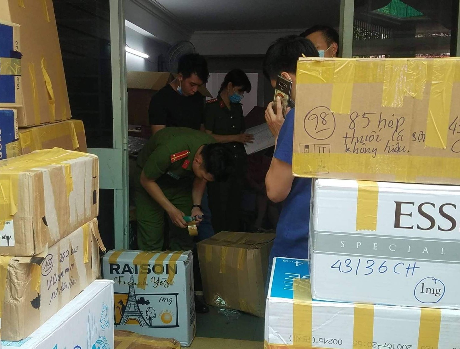 Phat hien kho xi ga, thuoc la dien tu tri gia gan 3 ty o TP.HCM hinh anh