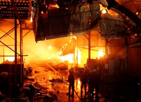 Chay lon o Khu cong nghiep Tan Tao hinh anh