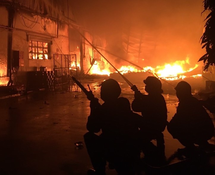 Hien truong vu chay kho hang cua Cong ty Sunhouse hinh anh