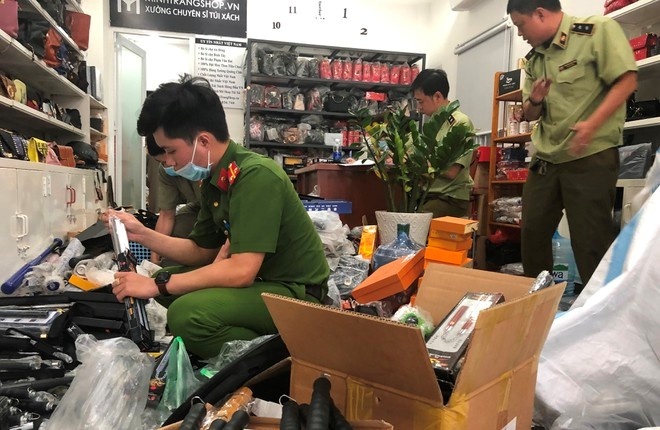 Kho dao kiem trong cua hang tui xach o TP.HCM hinh anh