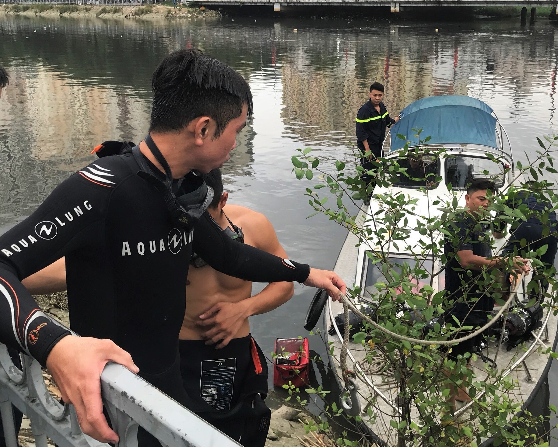 Tim nguoi dan ong nghi nhay cau Nguyen Van Cu hinh anh