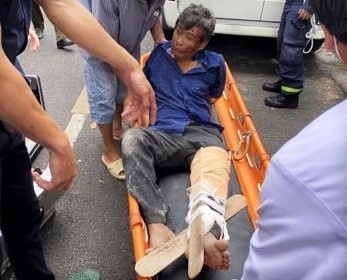 canh sat cuu nguoi dan ong ket tren mai nha anh 1