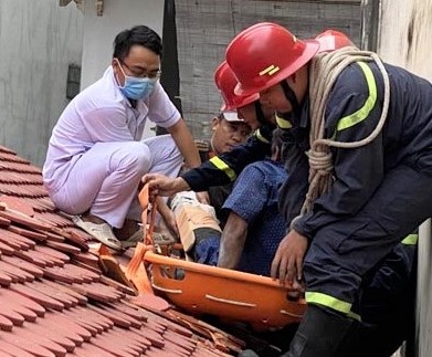 Cuu nguoi dan ong ket tren mai nha hinh anh