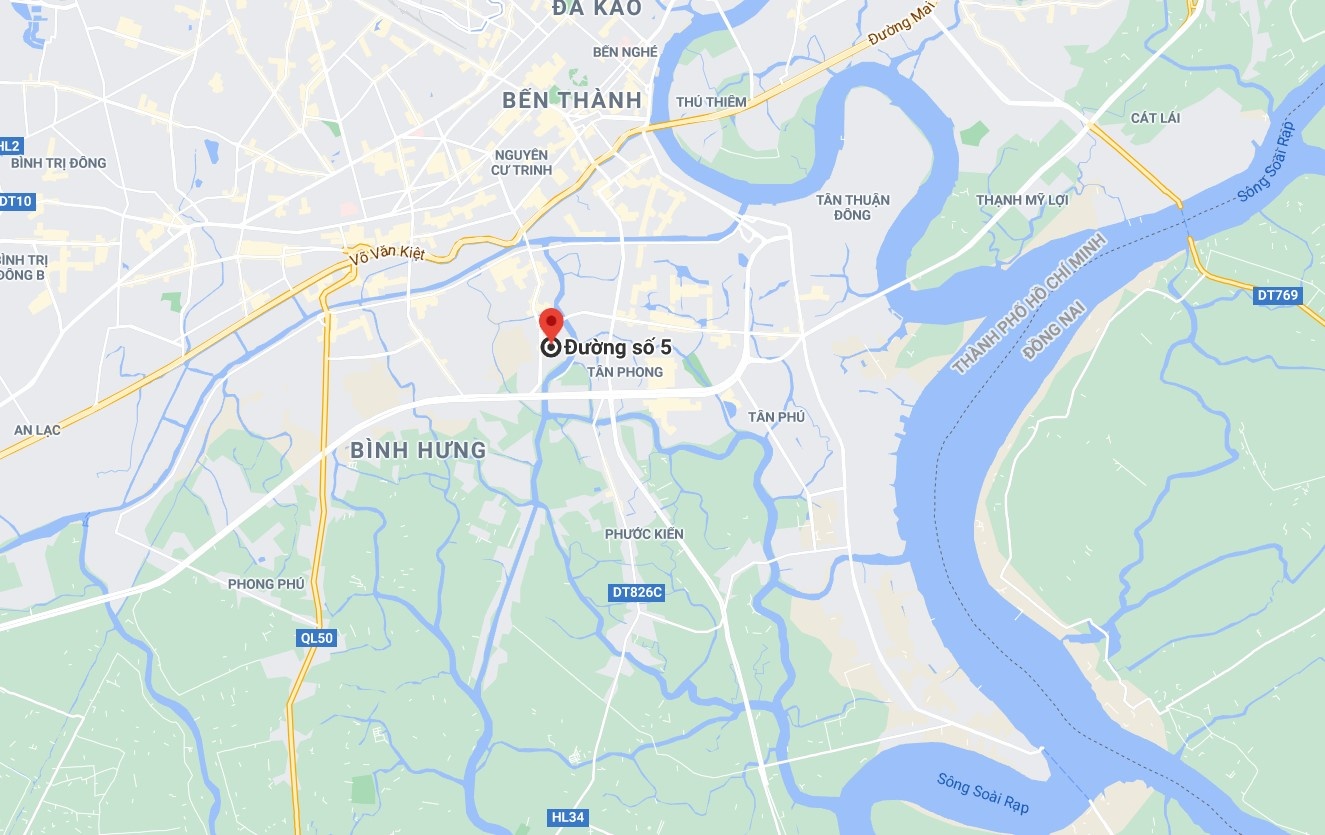 canh sat cuu nguoi dan ong ket tren mai nha anh 2