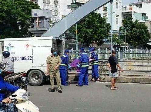 Thi the nguoi dan ong noi tren kenh Tan Hoa hinh anh