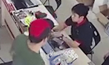 Nhan vien FPT Shop bi khach hanh hung hinh anh