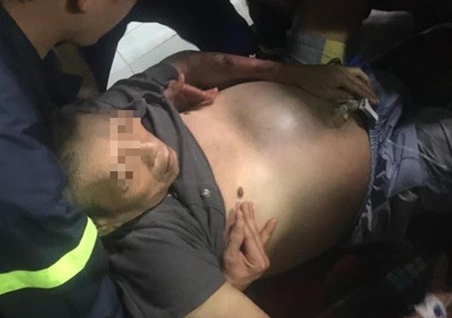 Cuu nguoi dan ong mac ket trong can nha 3 tang o TP.HCM hinh anh