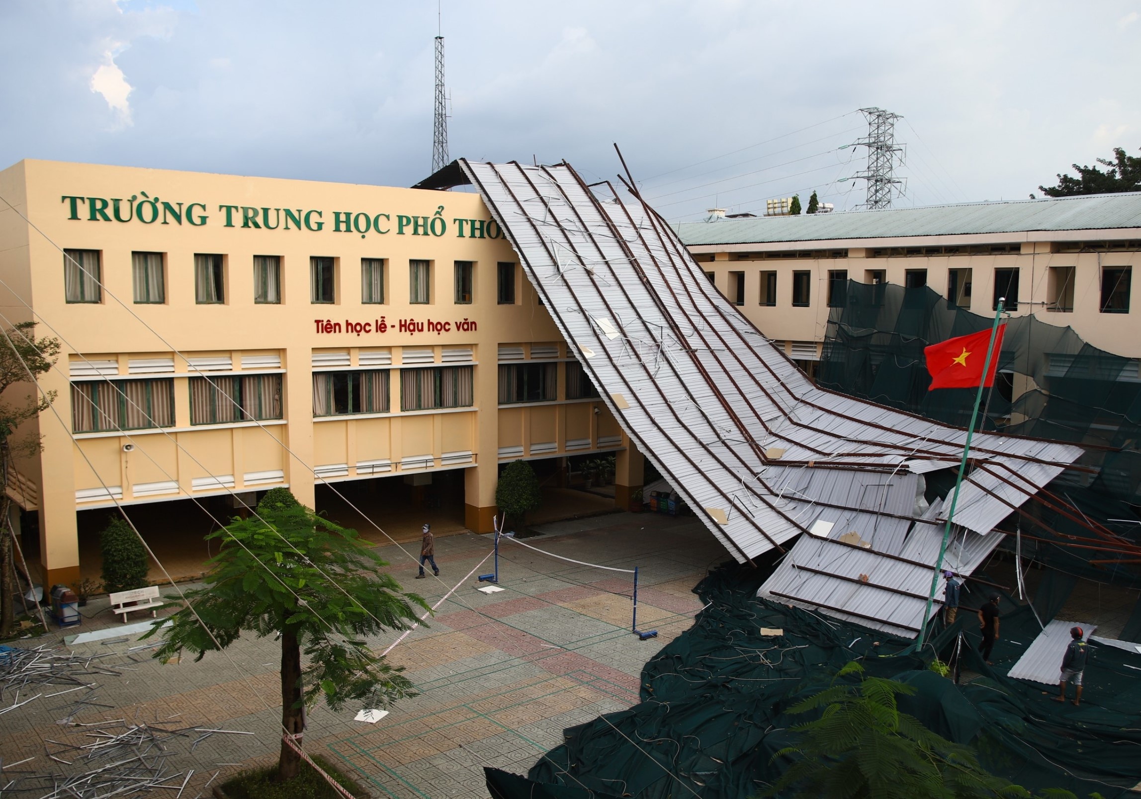 Hinh anh truong hoc o TP.HCM bi toc mai sau con dong hinh anh