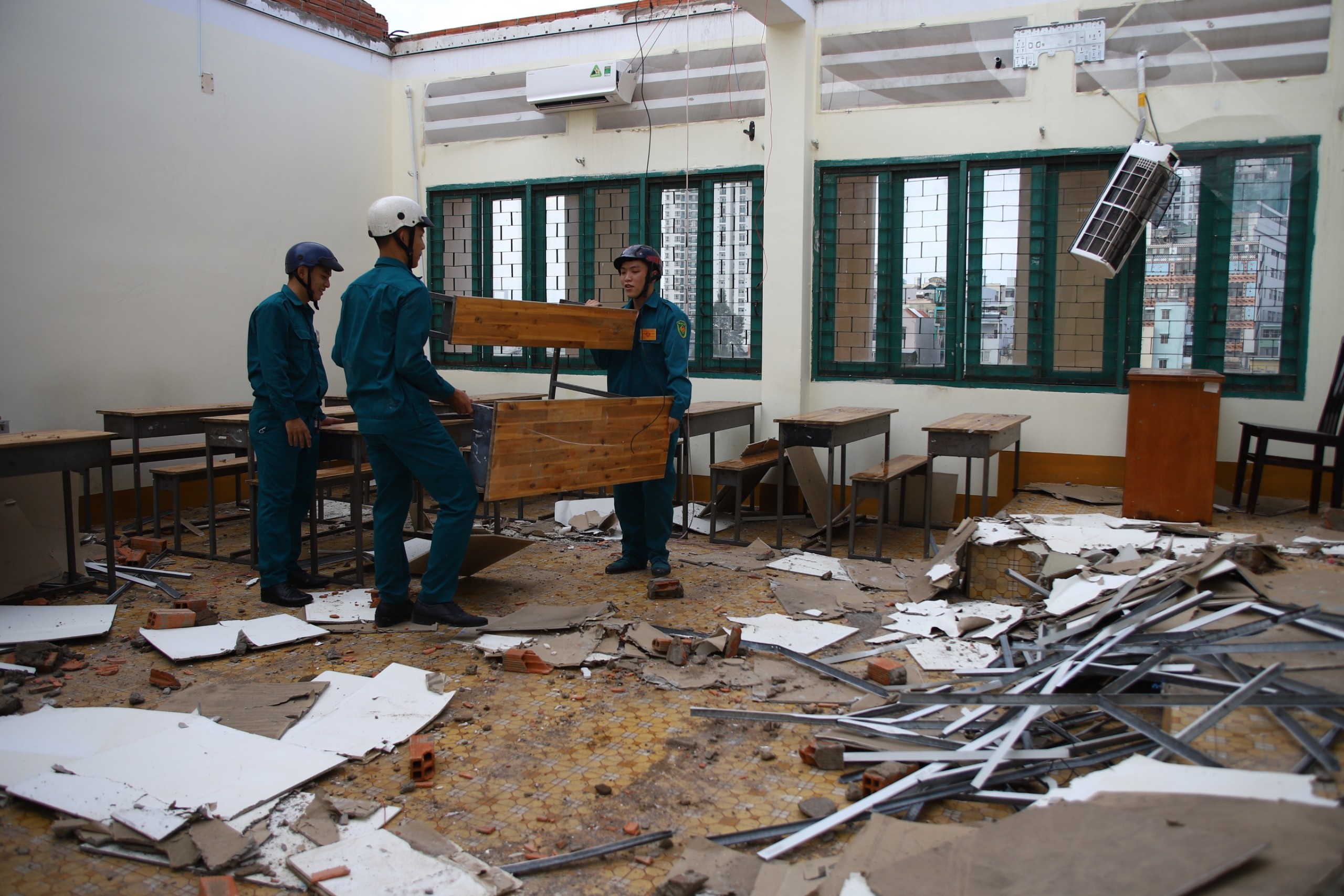 tốc mái trường THPT Bình Phú ở TP, HCM ảnh 8 toc mai truong THPT Binh Phu o TP, HCM anh 8