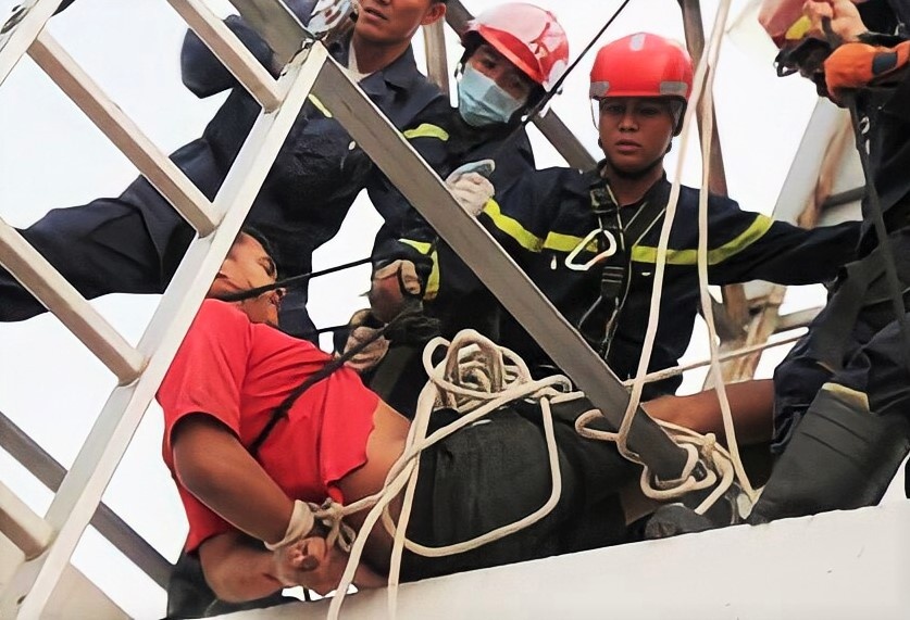 Canh sat giai cuu nam thanh nien co thu tren noc chung cu hinh anh