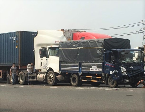 Xe dau keo gay tai nan lien hoan o TP.HCM hinh anh