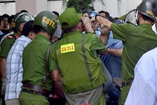 Canh sat va bao ve dan pho bi chem khi ngan ga cam dao di doi no hinh anh