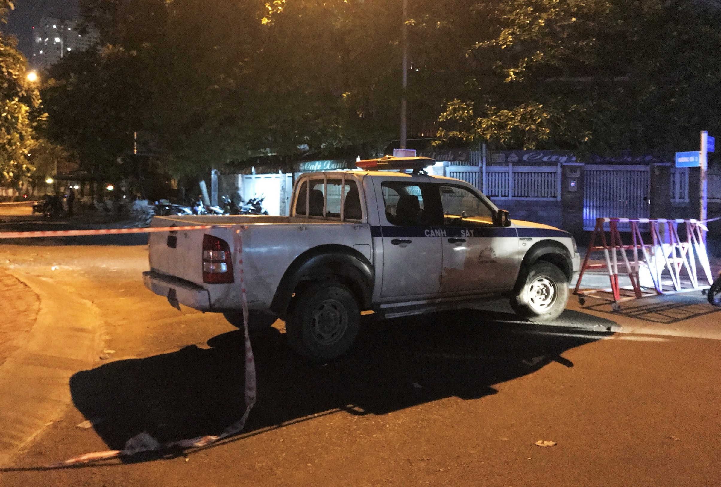 Canh sat kham nghiem noi tim thay thi the nguoi trong vali hinh anh