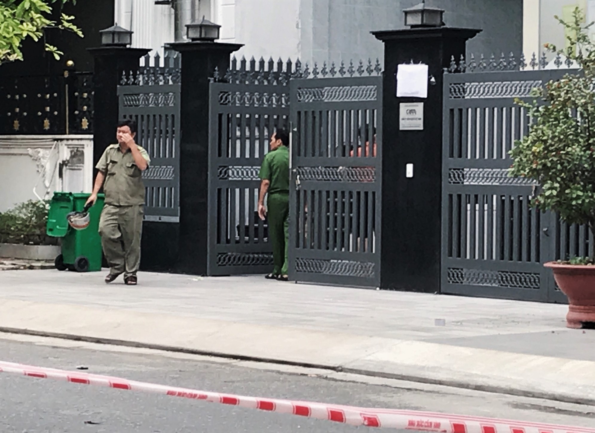 Go phong toa quanh can nha noi phat hien thi the trong vali hinh anh