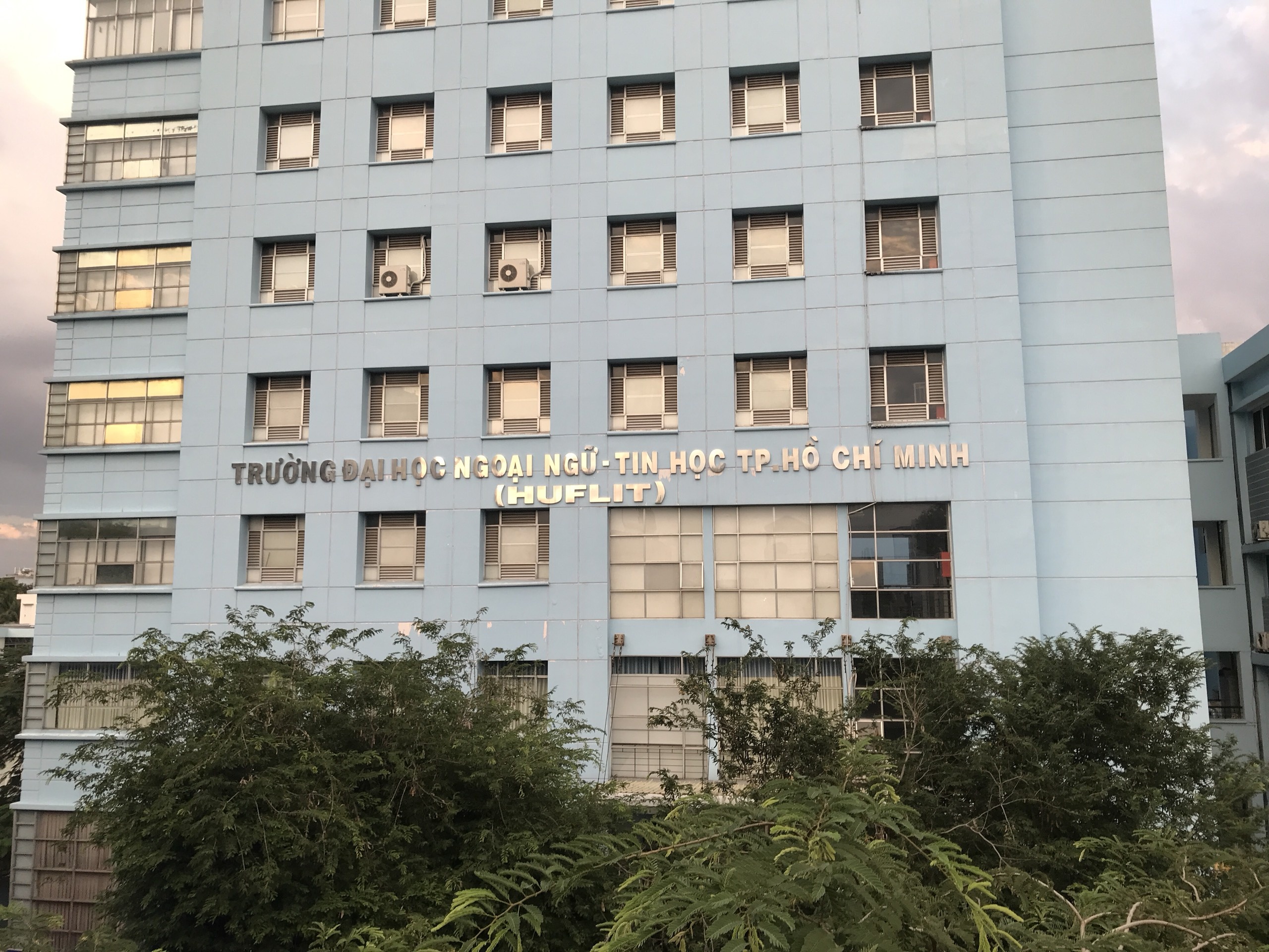 Nam thanh nien roi tu lau 6 DH Ngoai ngu - Tin hoc TP.HCM hinh anh