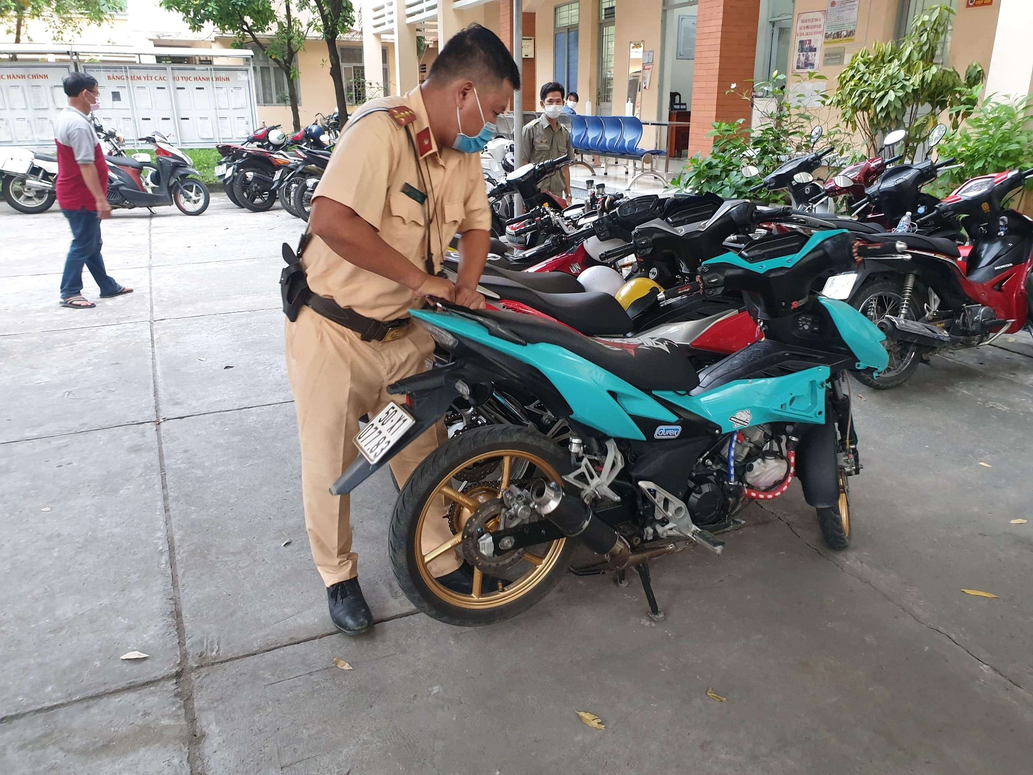 Bat nhom dua xe o TP.HCM anh 2