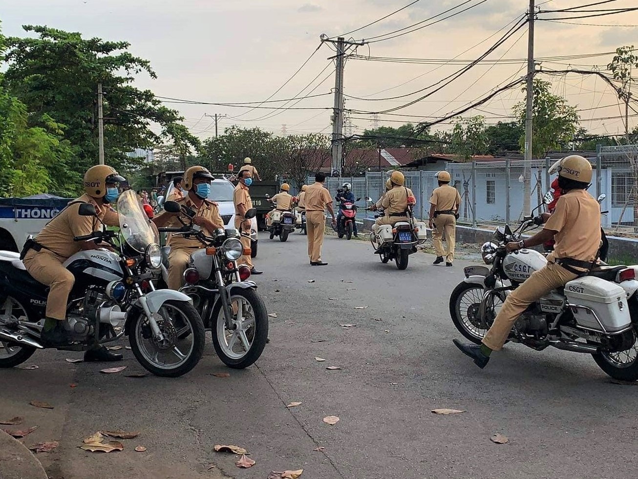Canh sat vay rap doan dua 100 xe o TP.HCM hinh anh