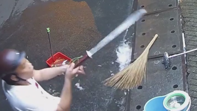 nam thanh niên đánh cô gái ở TP.HCM ảnh 1 nam thanh nien danh co gai o TP.HCM anh 1