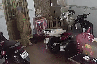 Xit hoi cay vao nguoi phu nu trong cua hang dien thoai hinh anh