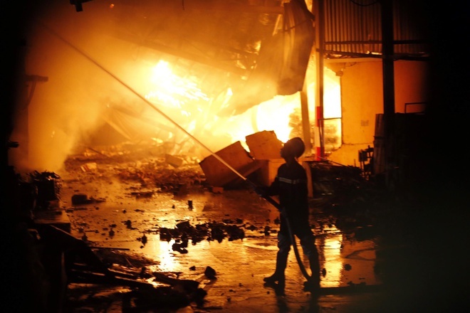 Lua bao trum xuong vai o TP.HCM hinh anh