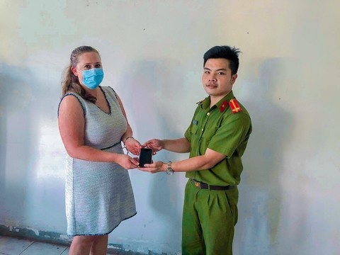 Nhân viên lãnh sự quán Mỹ bị giật điện thoại ảnh 1 Nhan vien lanh su quan My bi giat dien thoai anh 1