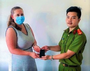 Nhan vien Lanh su quan My bi giat dien thoai hinh anh