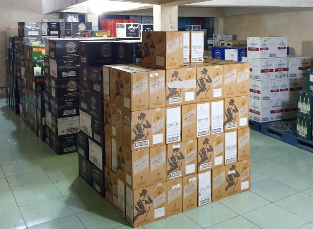 Phat hien hang nghin chai ruou nhap lau tri gia hon 7 ty o TP.HCM hinh anh