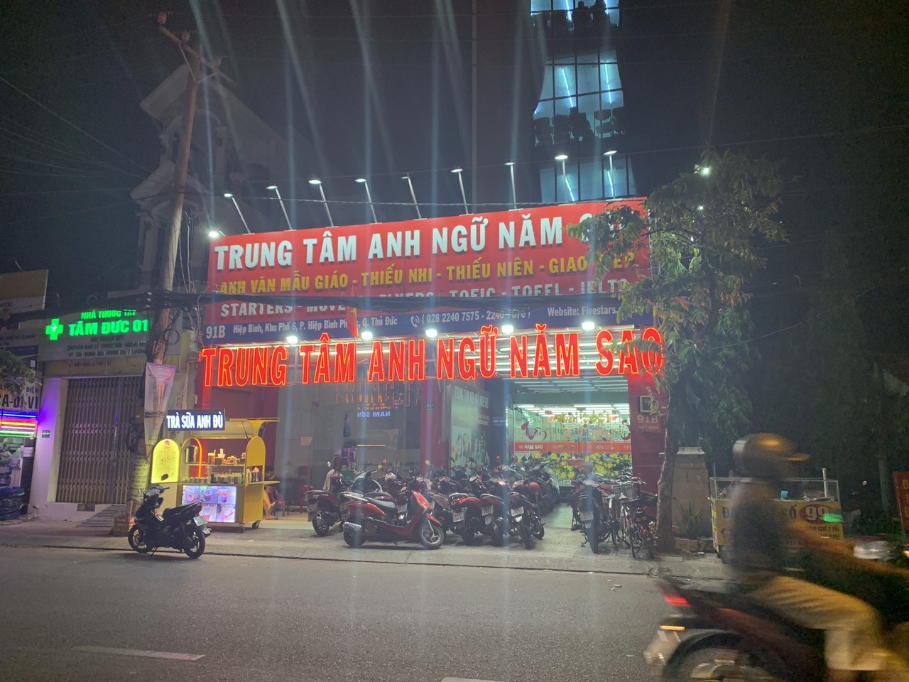 5 hoc sinh mac ket trong thang may trung tam Anh ngu o TP.HCM hinh anh