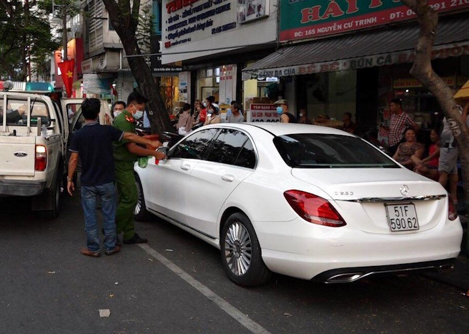 người đàn ông dương tính ma túy trong xe Mercedes ảnh 1 nguoi dan ong duong tinh ma tuy trong xe Mercedes anh 1