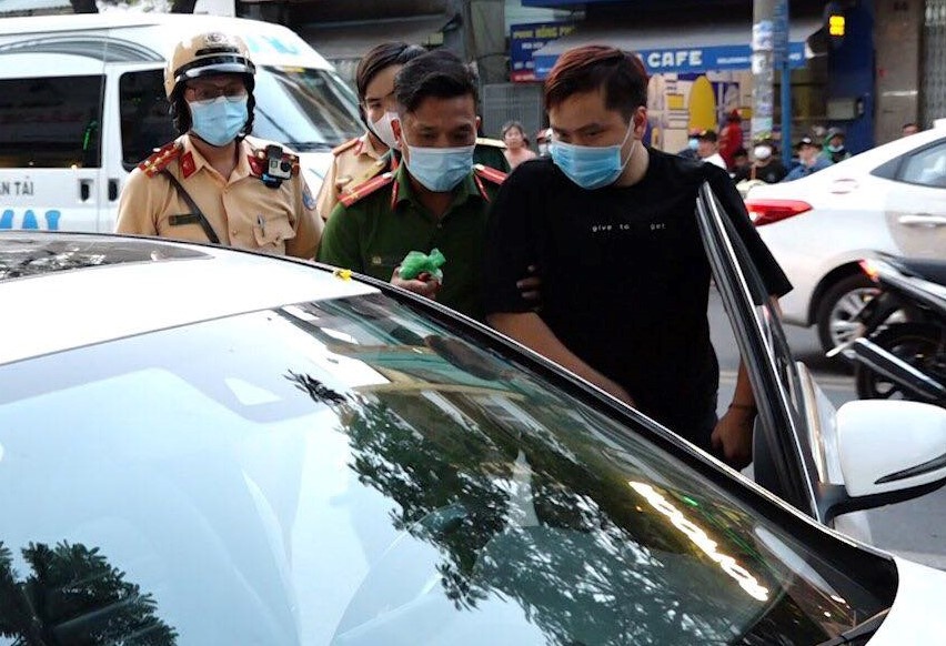 Nguoi dan ong mua may trong oto Mercedes o TP.HCM hinh anh